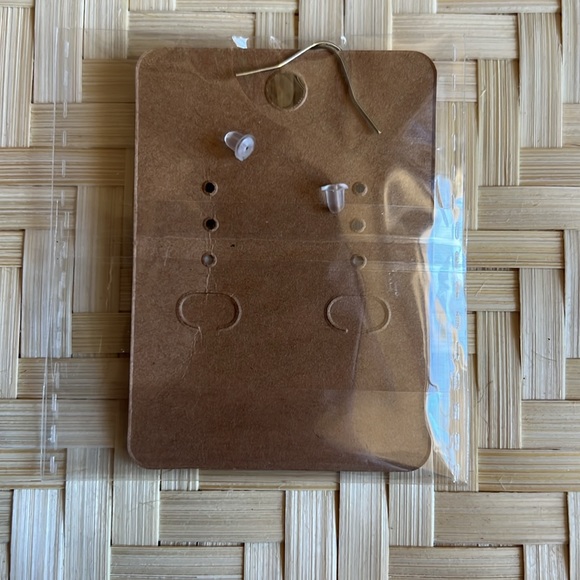 New never opened earrings - Picture 2 of 2